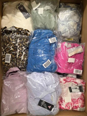 The photo shows a package with clothing in the category B.