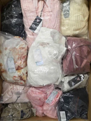The photo shows a package with clothing in the category B.
