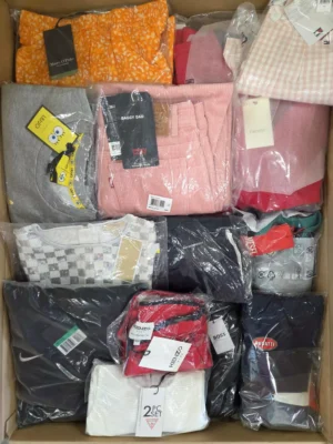 The photo shows a package with clothing in the category K.