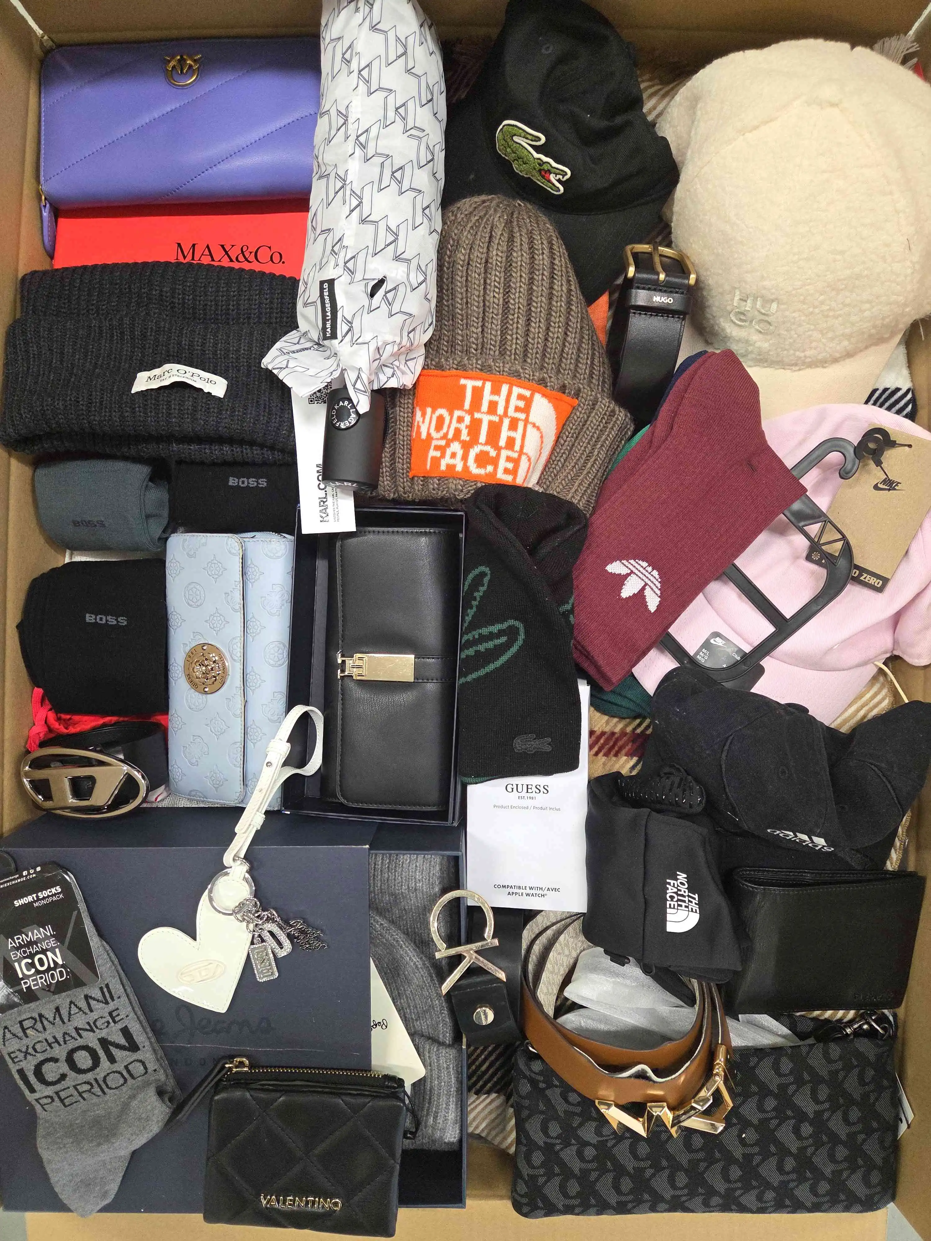 AC549 3 The picture shows a package with accessories in the category AC.
