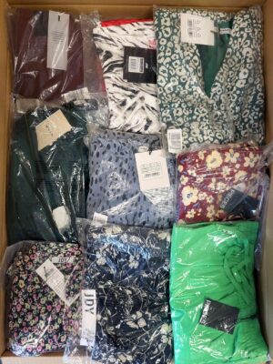 The photo shows a package with clothing in the category AR.