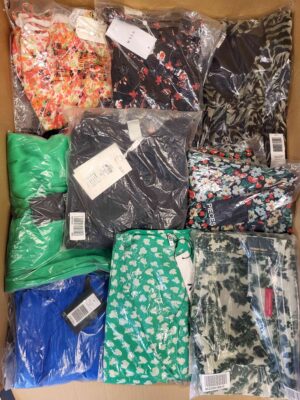 The photo shows a package with clothing in the category AR.