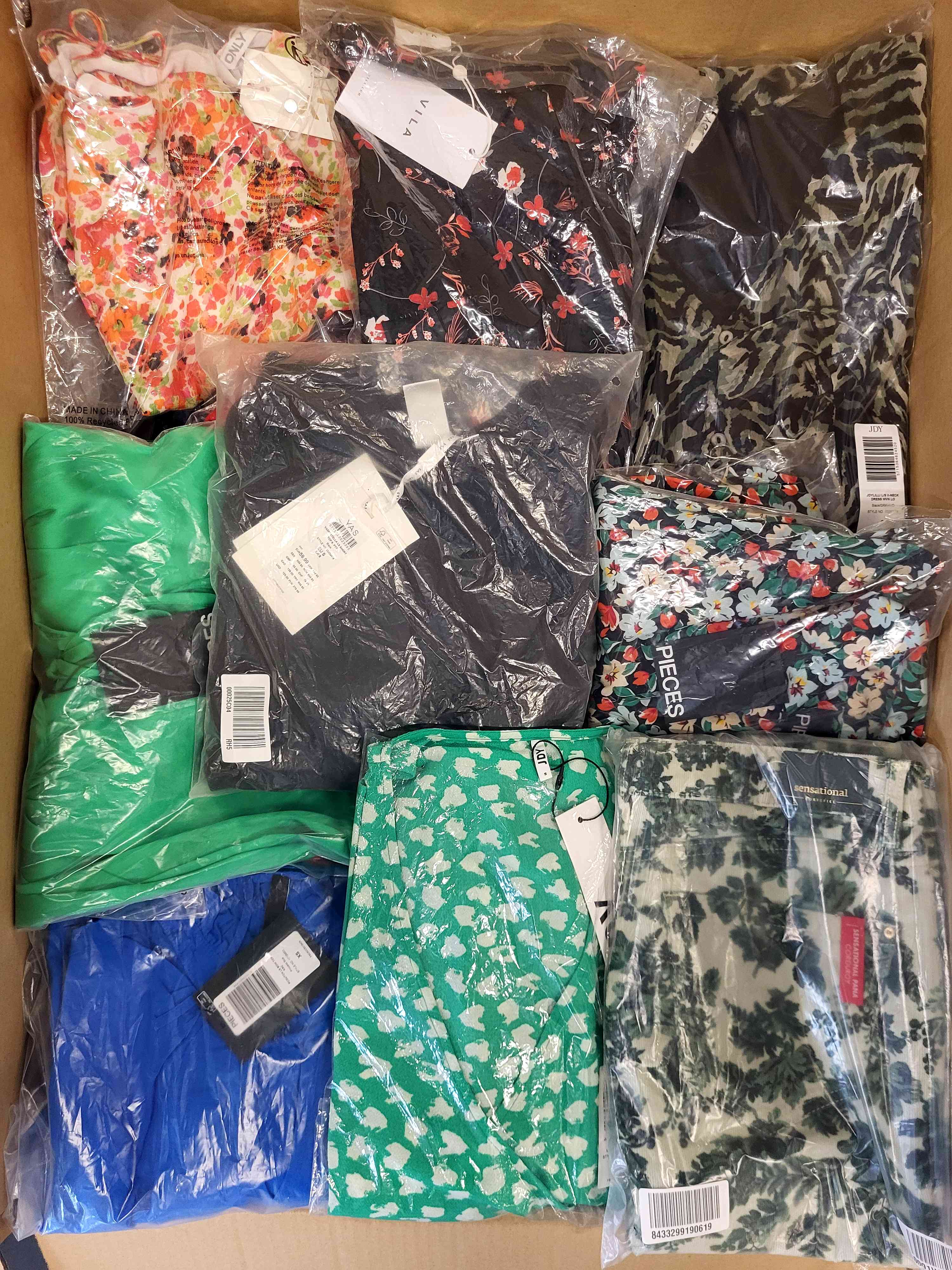 AR575 3 The photo shows a package with clothing in the category AR.