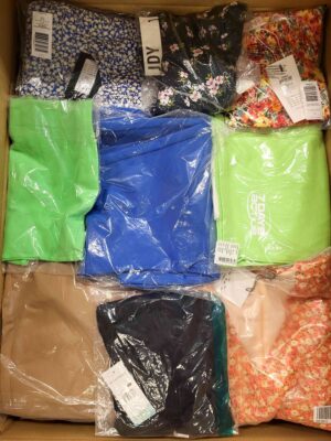 The photo shows a package with clothing in the category AR.