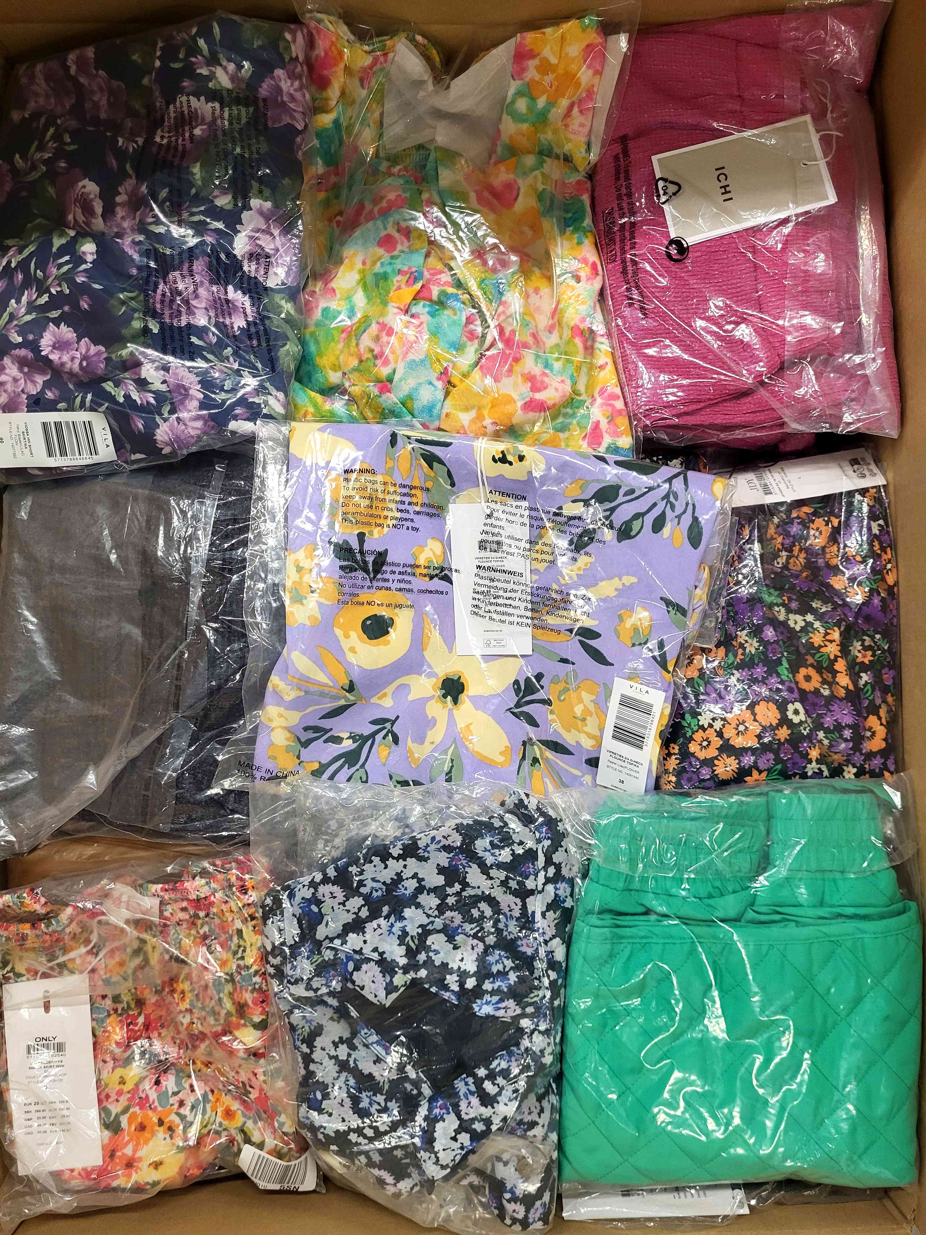 AR585 3 The photo shows a package with clothing in the category AR.