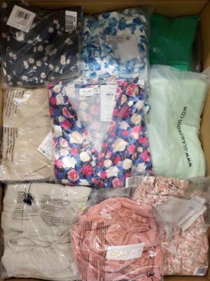 The photo shows a package with clothing in the category AR.