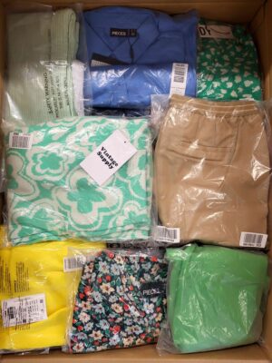 The photo shows a package with clothing in the category AR.