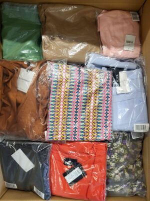 The photo shows a package with clothing in the category AR.
