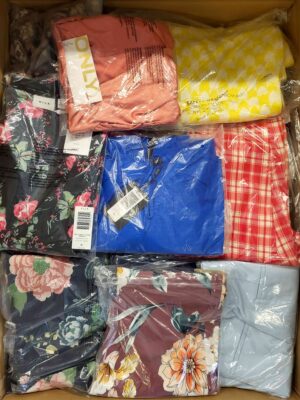 The photo shows a package with clothing in the category AR.