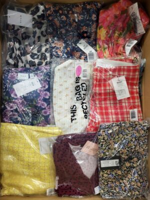 The photo shows a package with clothing in the category AR.
