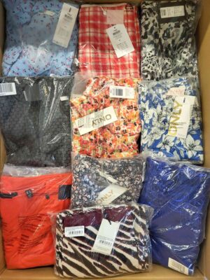 The photo shows a package with clothing in the category AR.