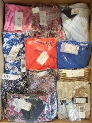 The photo shows a package with clothing in the category AR.