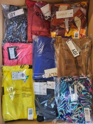 The photo shows a package with clothing in the category AR.