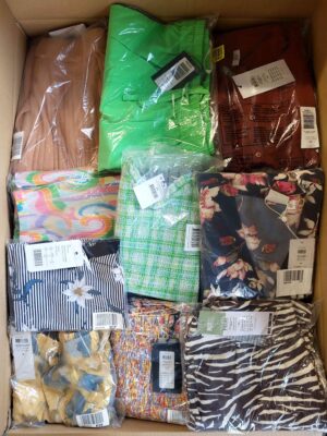 The photo shows a package with clothing in the category AR.