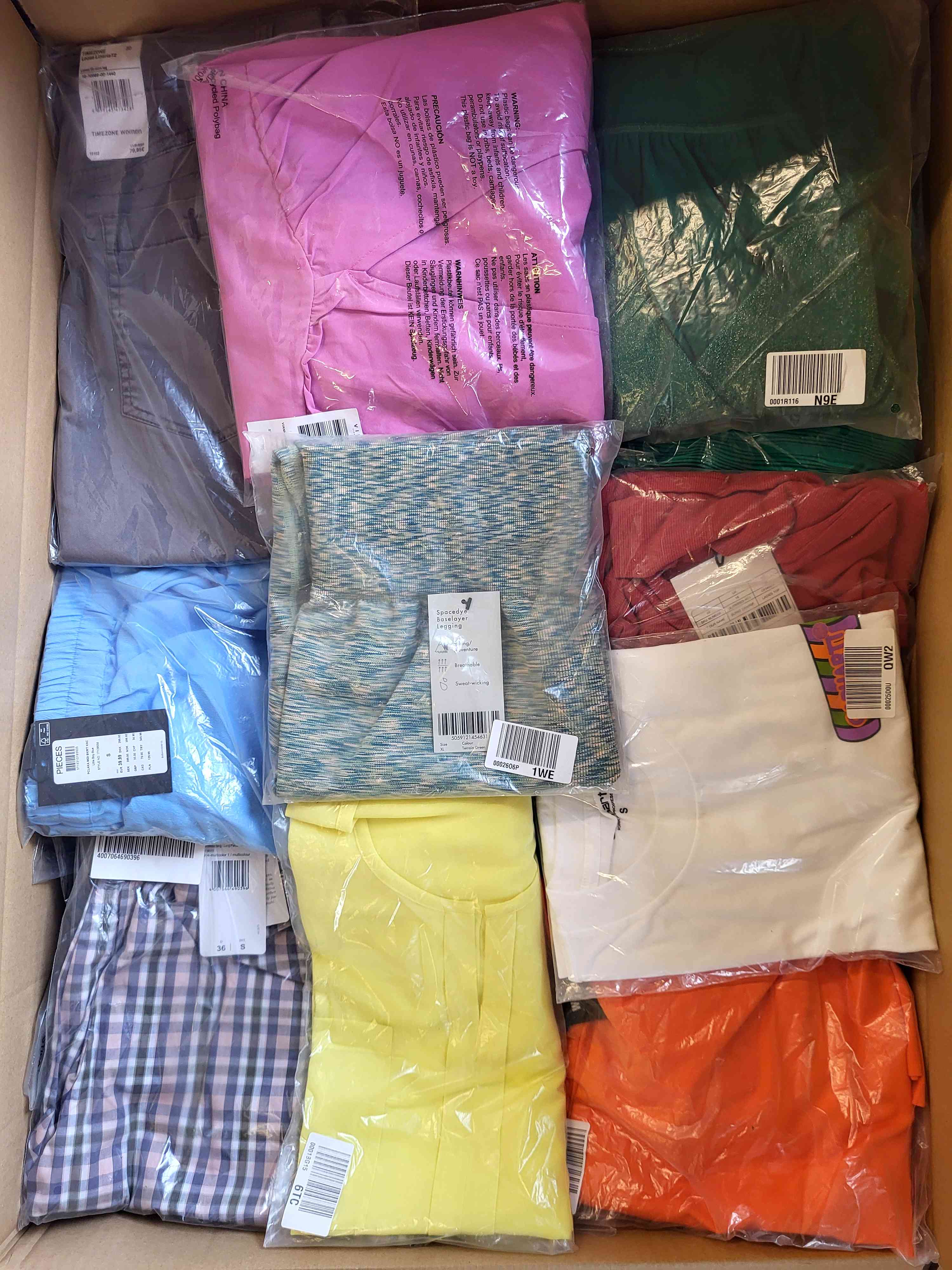 AR599 2 The photo shows a package with clothing in the category AR.