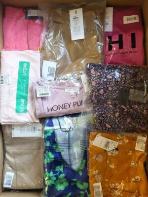 The photo shows a package with clothing in the category AR.