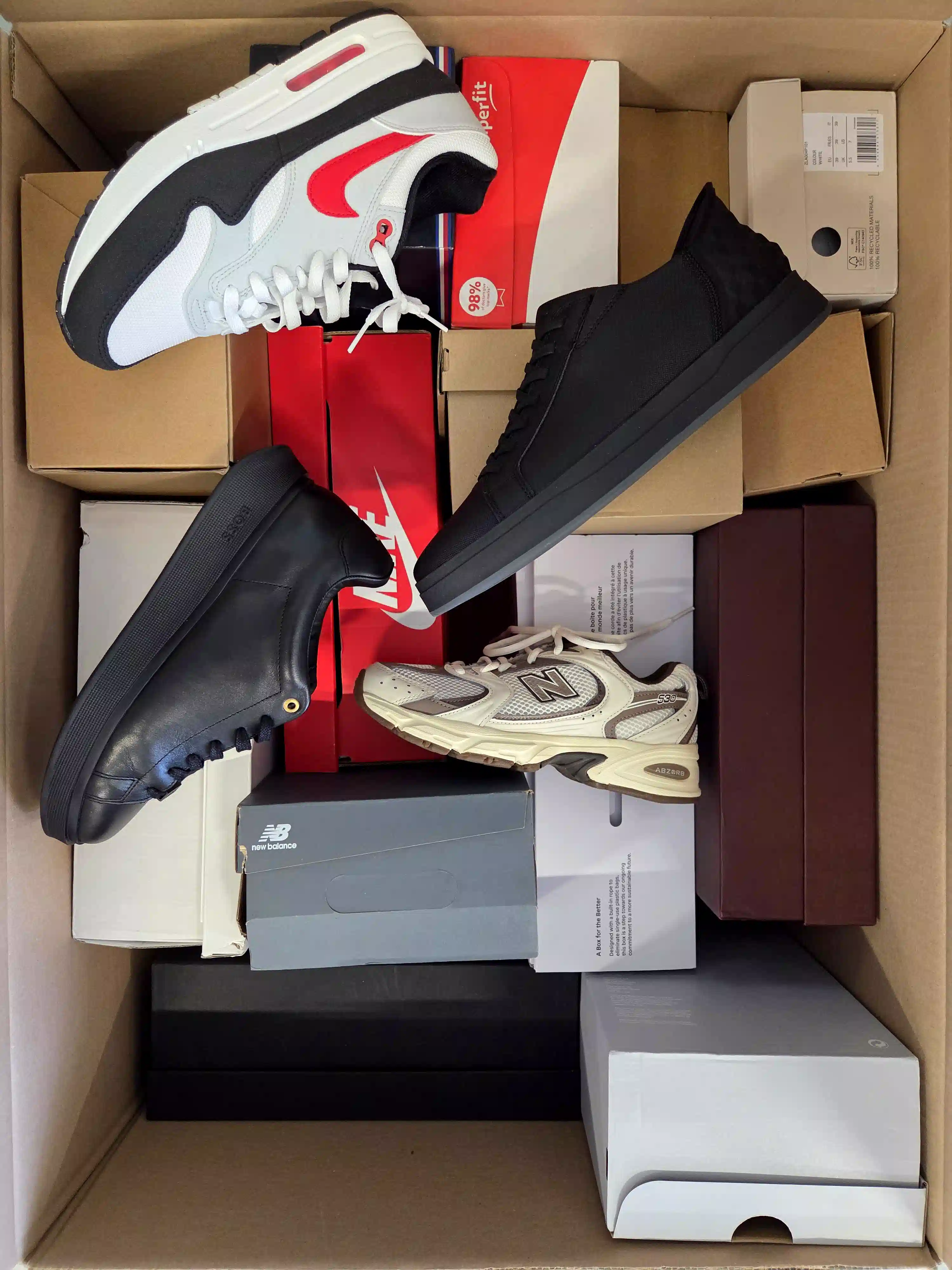 CS6911 3 The photo shows a package with footwear in the category CS.