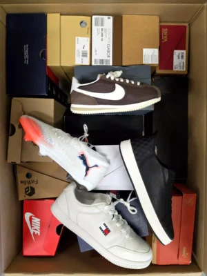 The photo shows a package with footwear in the category CS.