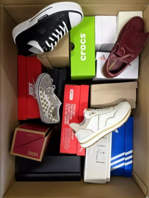The photo shows a package with footwear in the category CS.