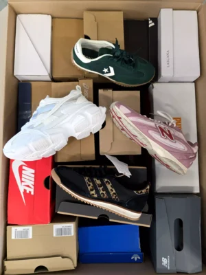 The photo shows a package with footwear in the category CS.