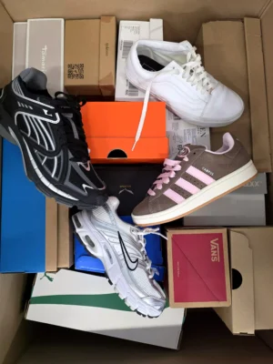 The photo shows a package with footwear in the category CS.