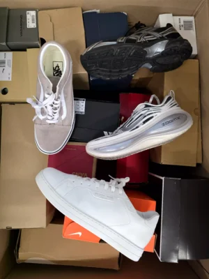 The photo shows a package with footwear in the category CS.