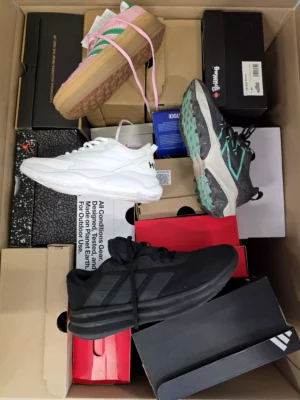 The photo shows a package with footwear in the category CS.