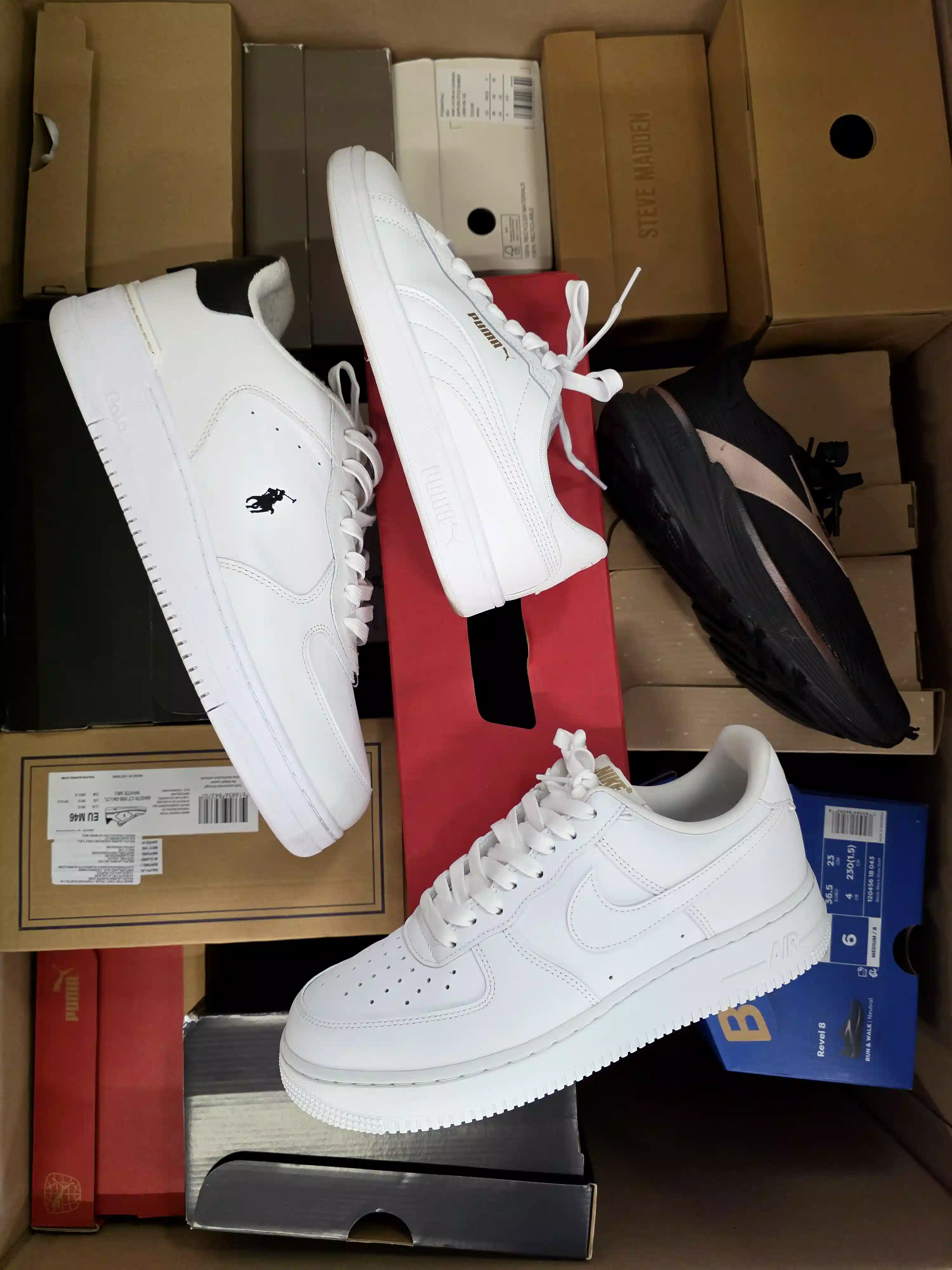 CS7032 3 The photo shows a package with footwear in the category CS.