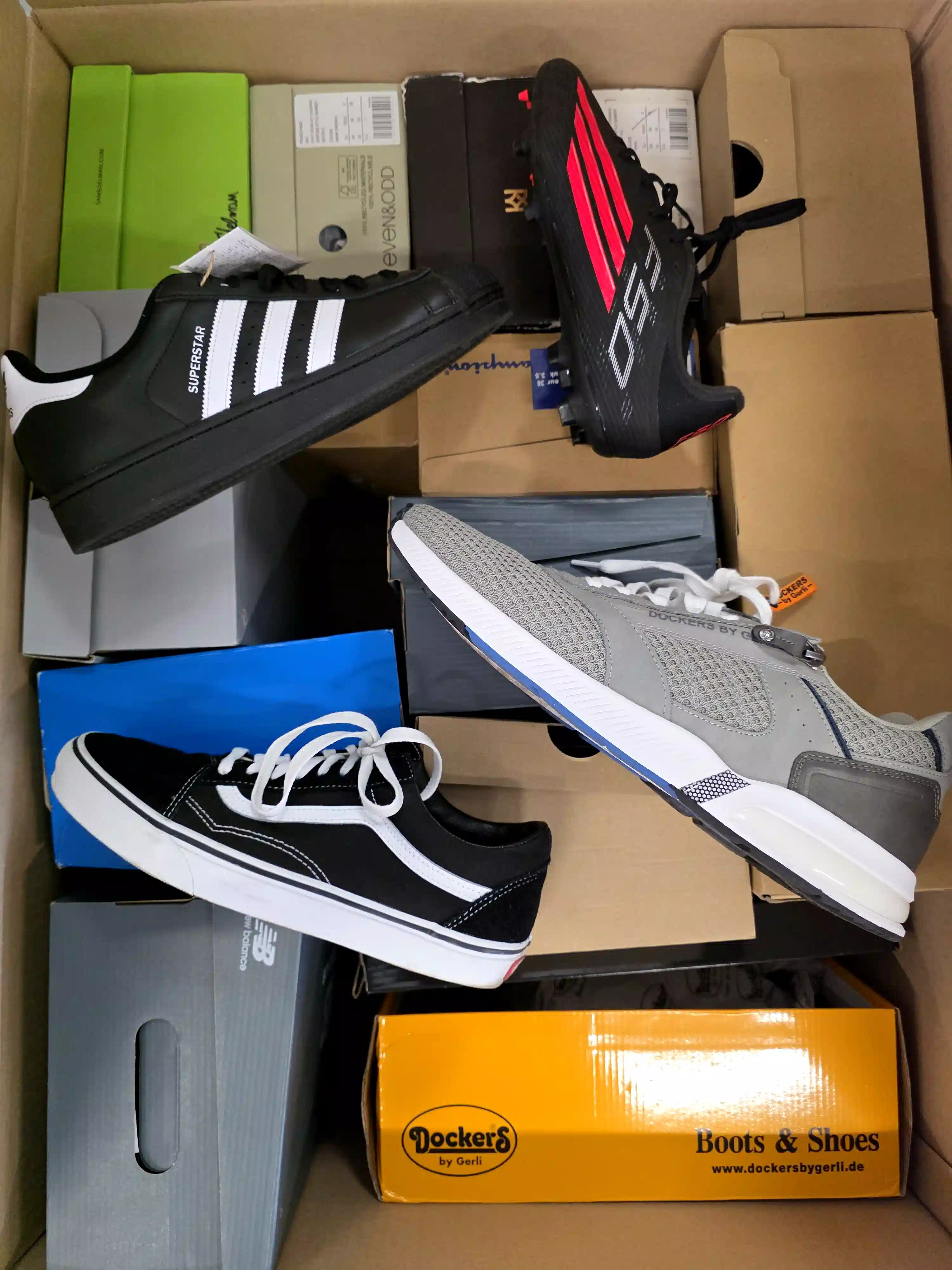 CS7033 3 The photo shows a package with footwear in the category CS.