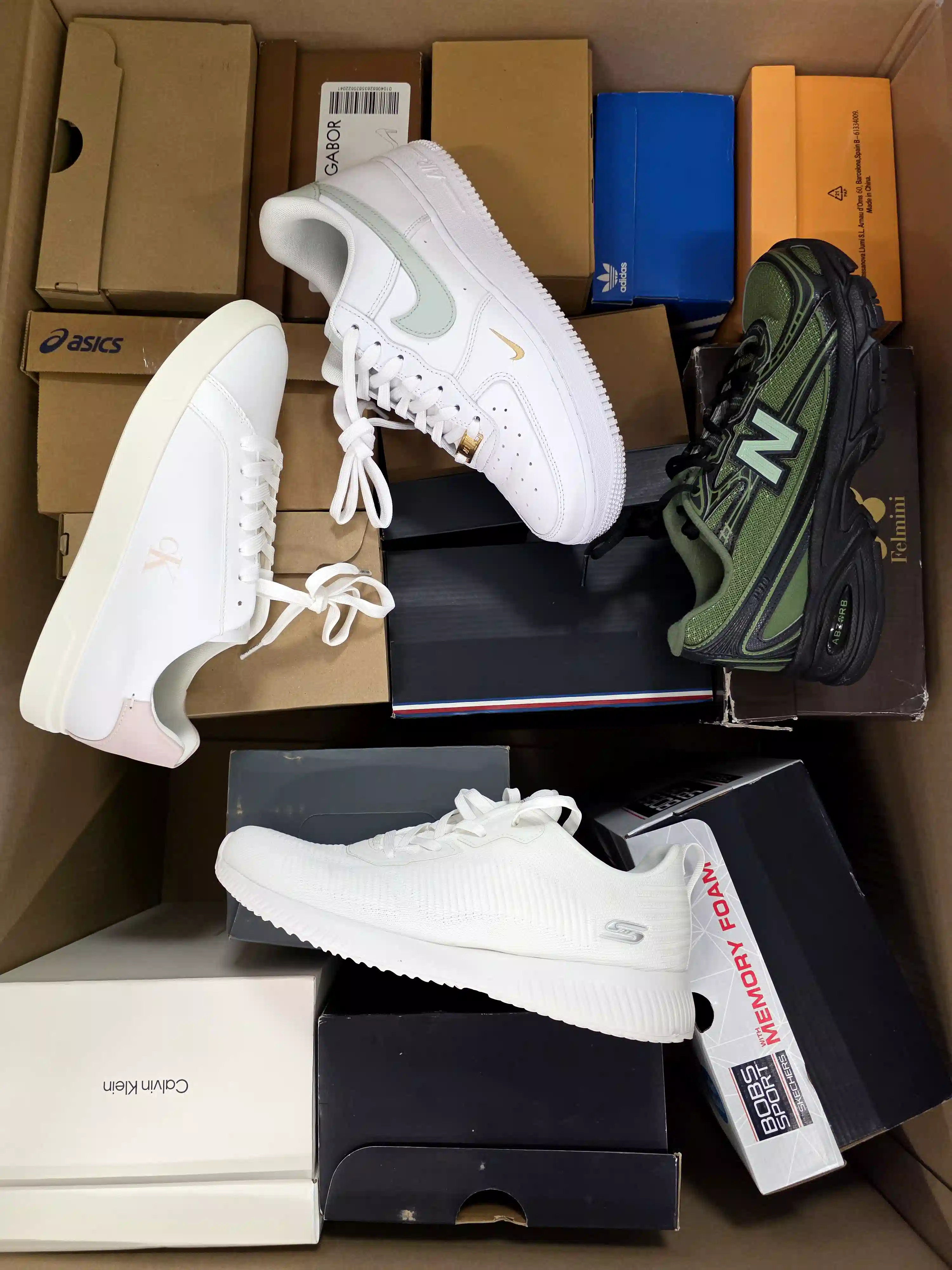 CS7034 3 The photo shows a package with footwear in the category CS.
