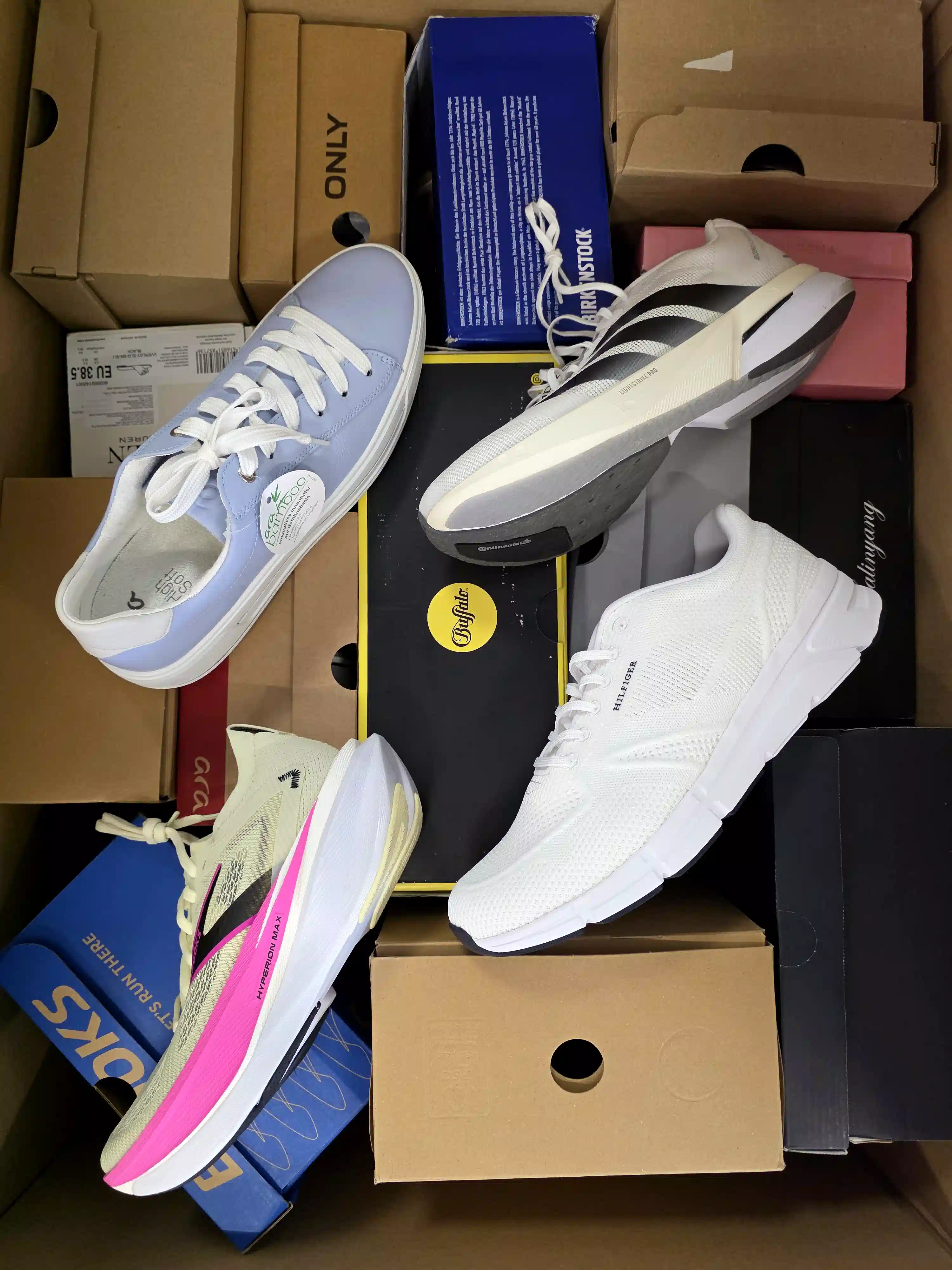 CS7036 3 The photo shows a package with footwear in the category CS.