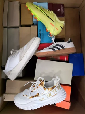 The photo shows a package with footwear in the category CS.