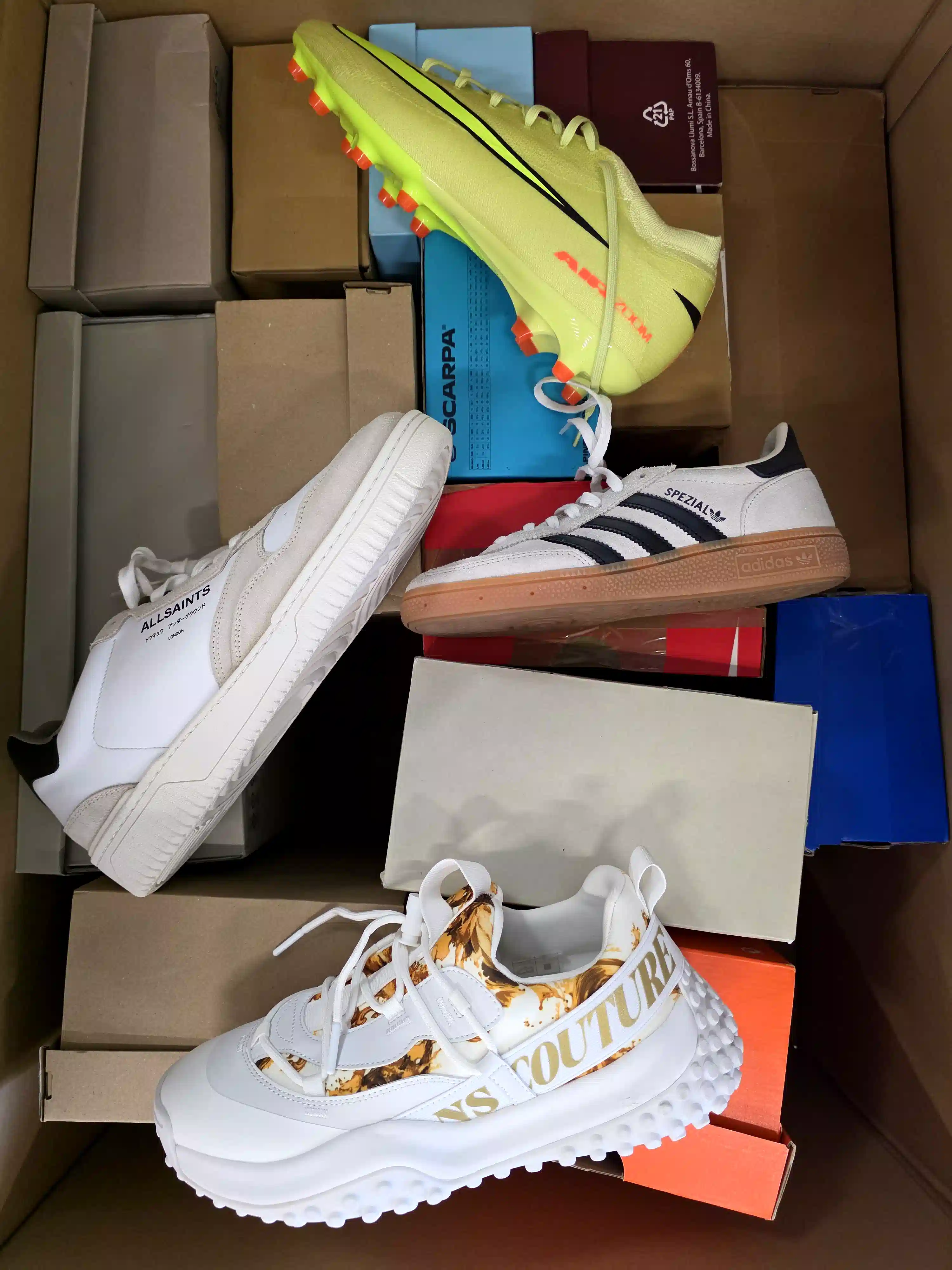 CS7037 3 The photo shows a package with footwear in the category CS.