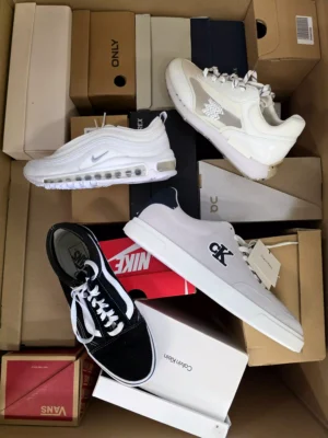 The photo shows a package with footwear in the category CS.