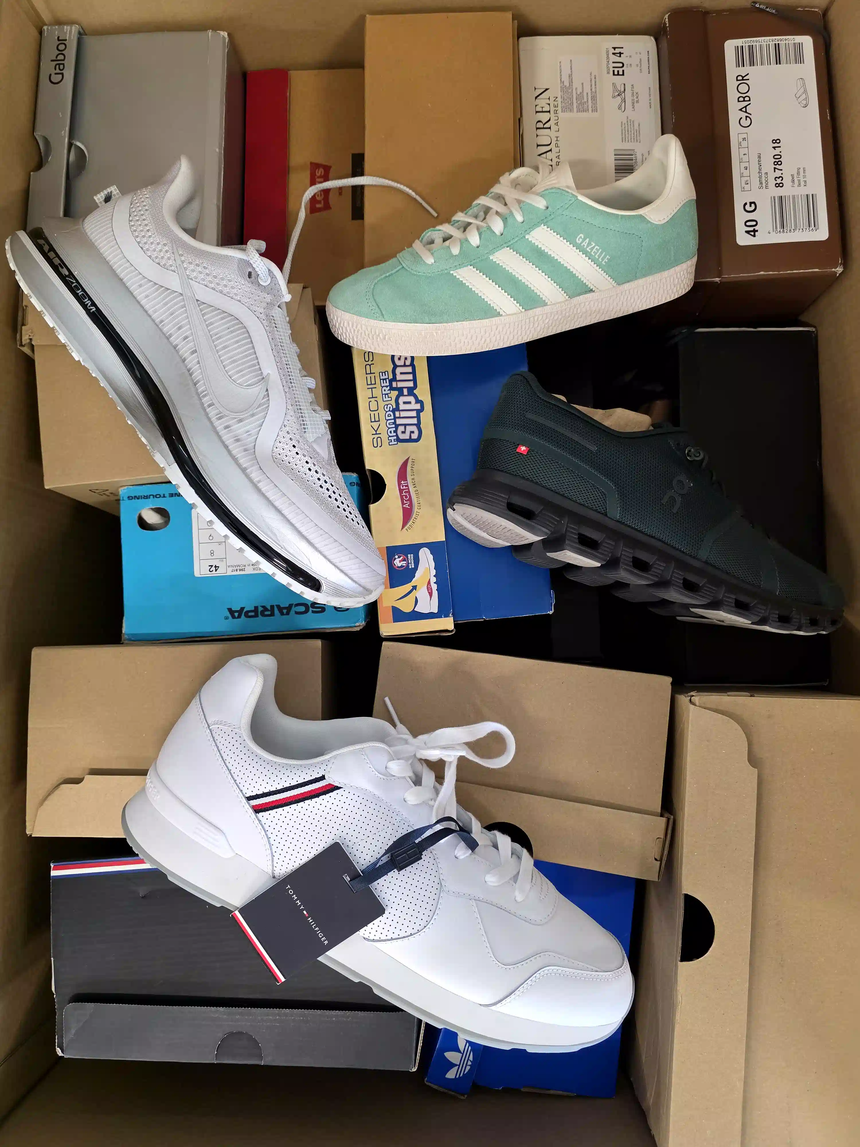 CS7039 3 The photo shows a package with footwear in the category CS.
