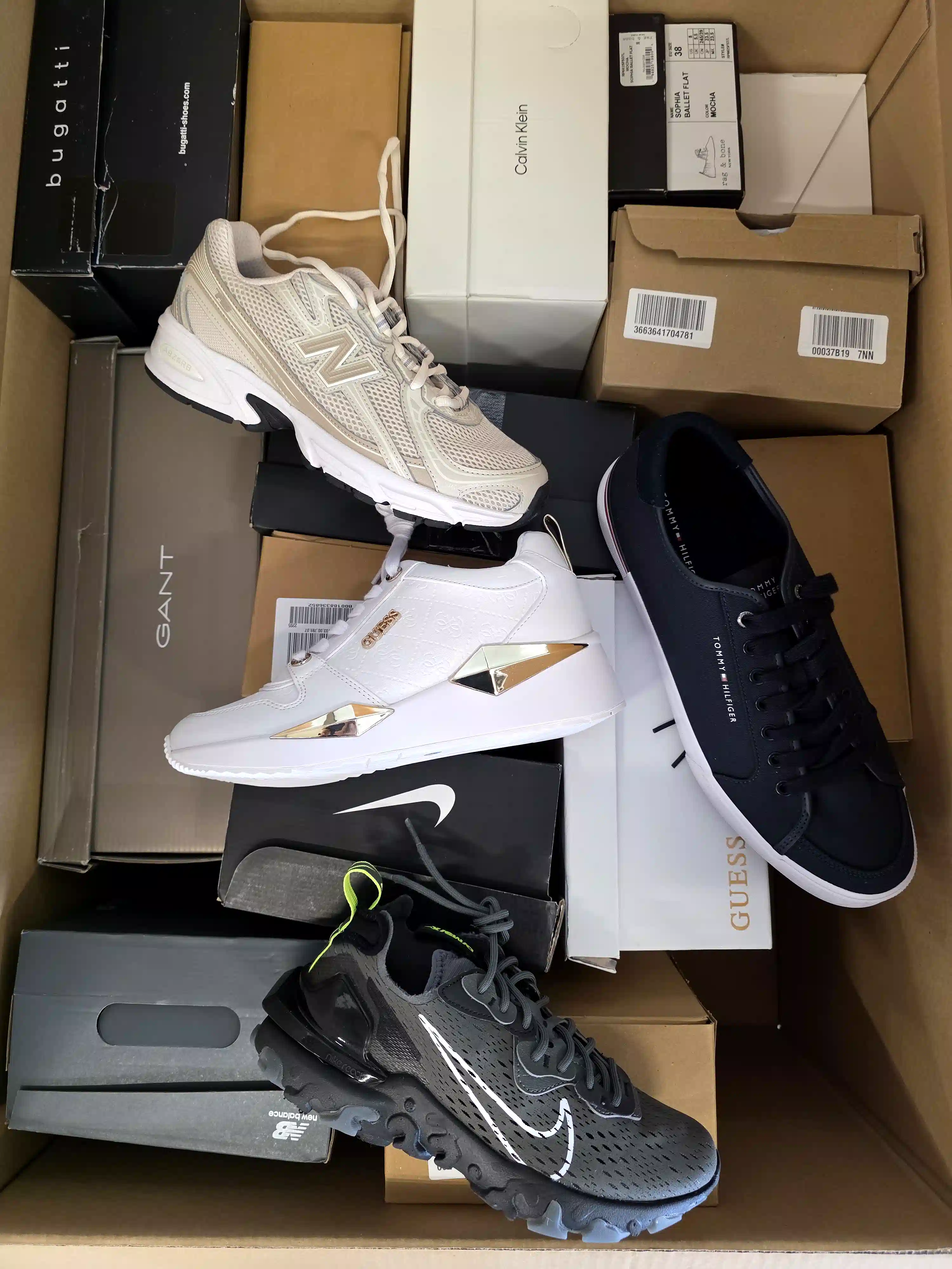 CS7040 3 The photo shows a package with footwear in the category CS.