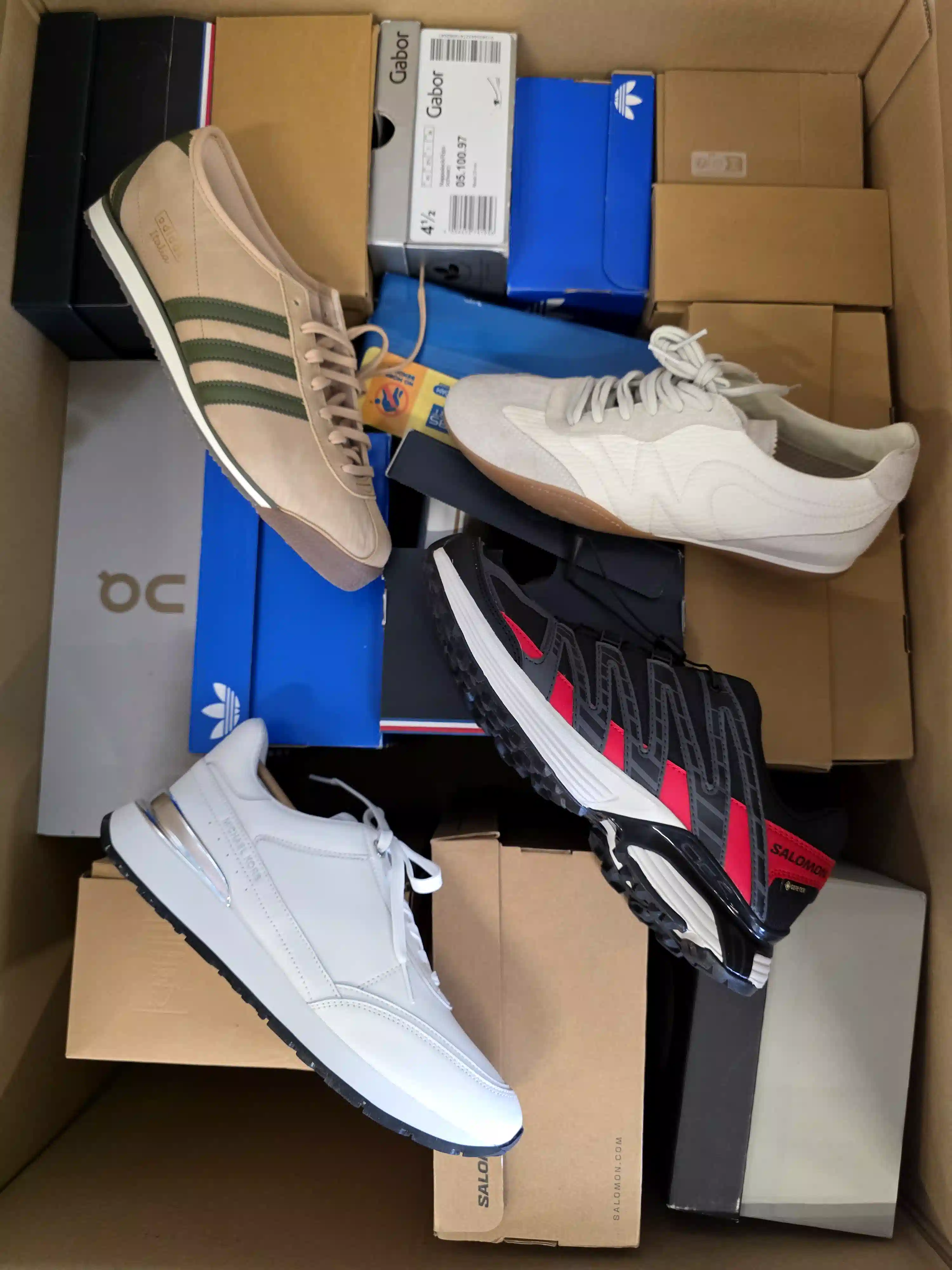 CS7041 3 The photo shows a package with footwear in the category CS.