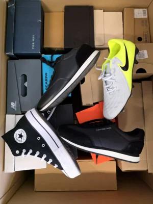 The photo shows a package with footwear in the category CS.