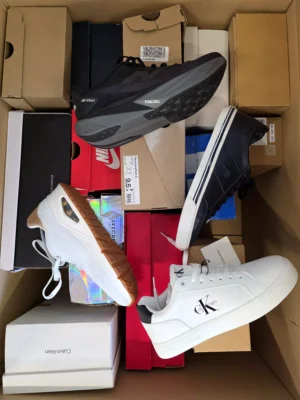 The photo shows a package with footwear in the category CS.