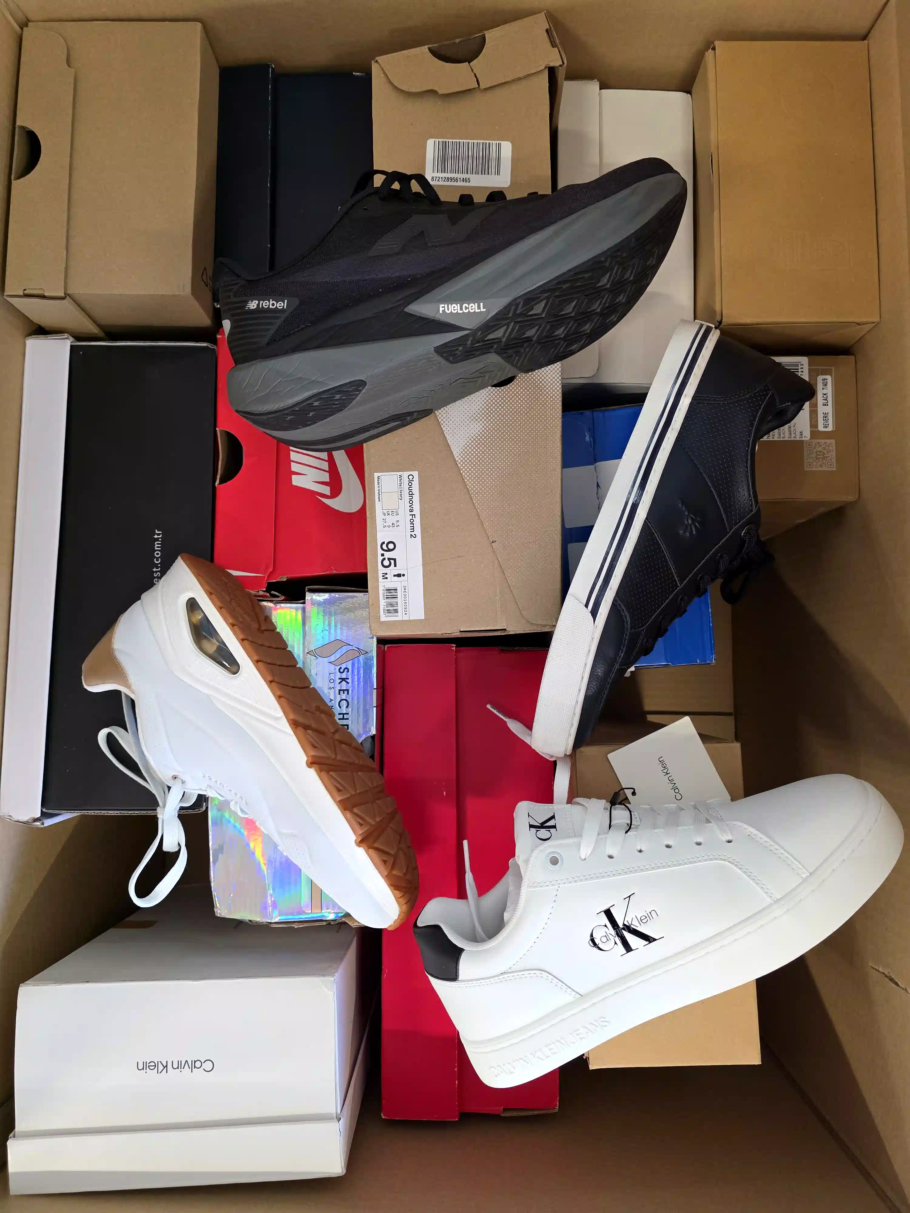 CS7043 3 The photo shows a package with footwear in the category CS.