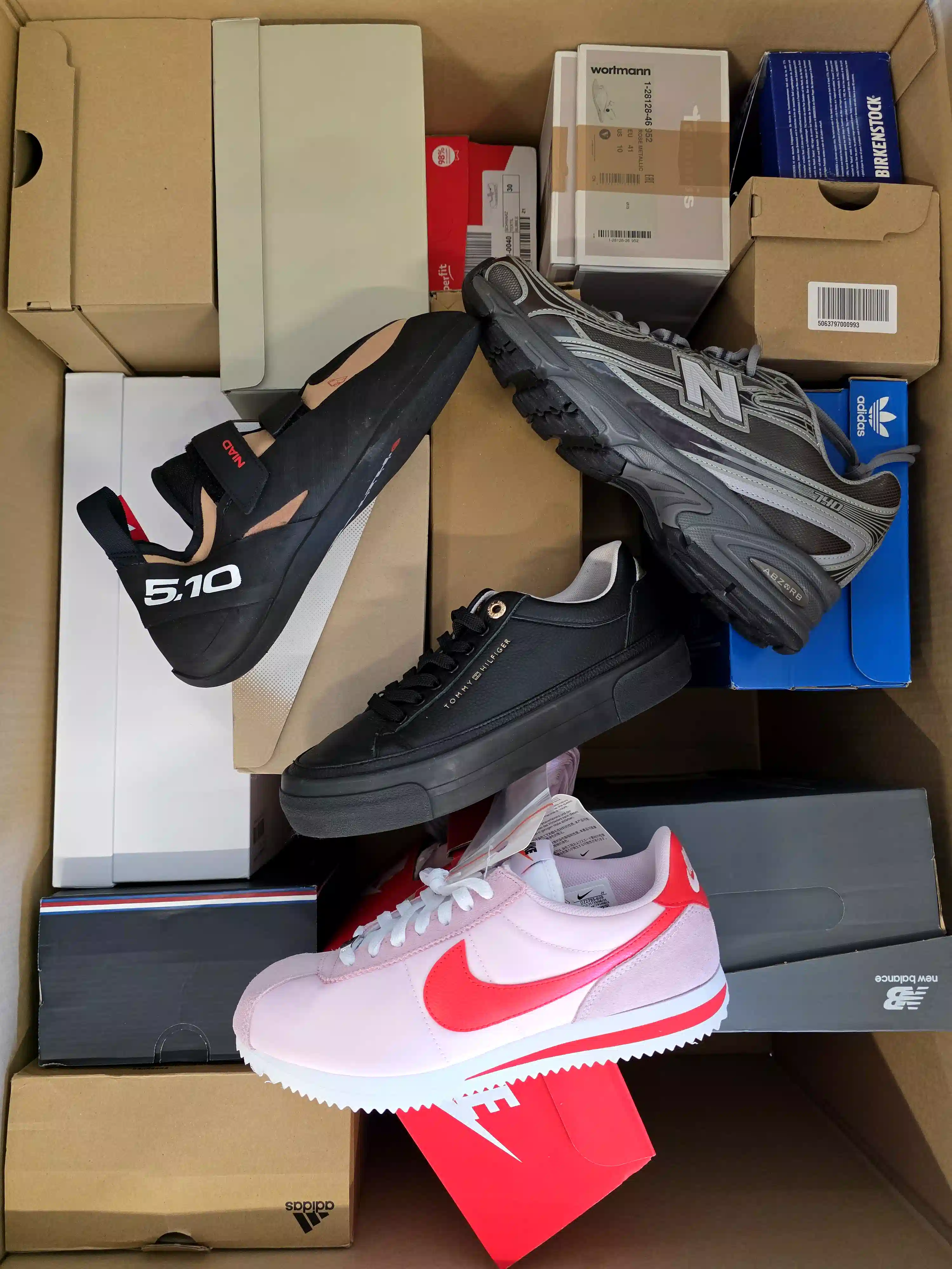 CS7044 3 The photo shows a package with footwear in the category CS.