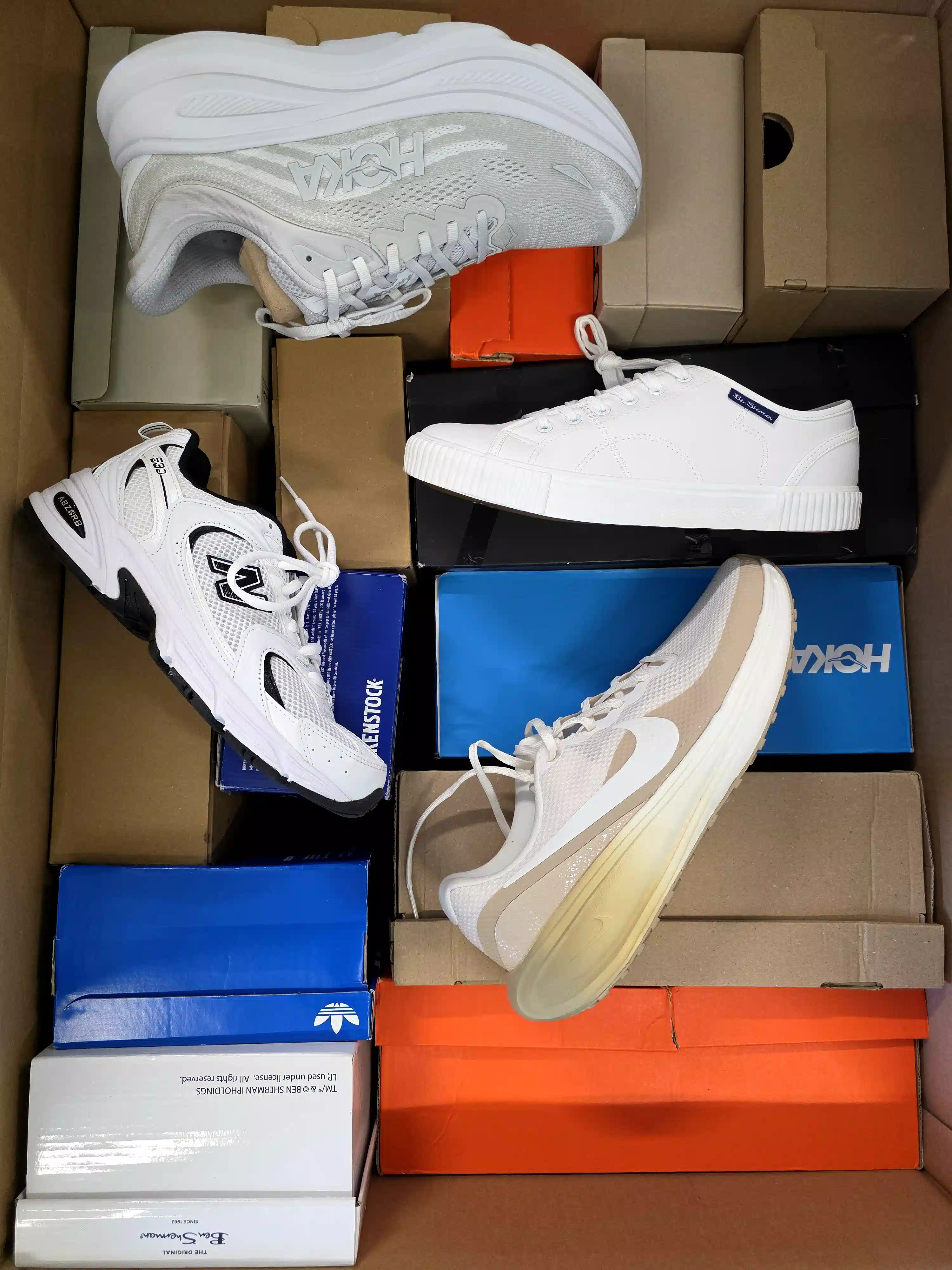 CS7047 3 The photo shows a package with footwear in the category CS.