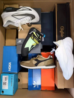 The photo shows a package with footwear in the category CS.