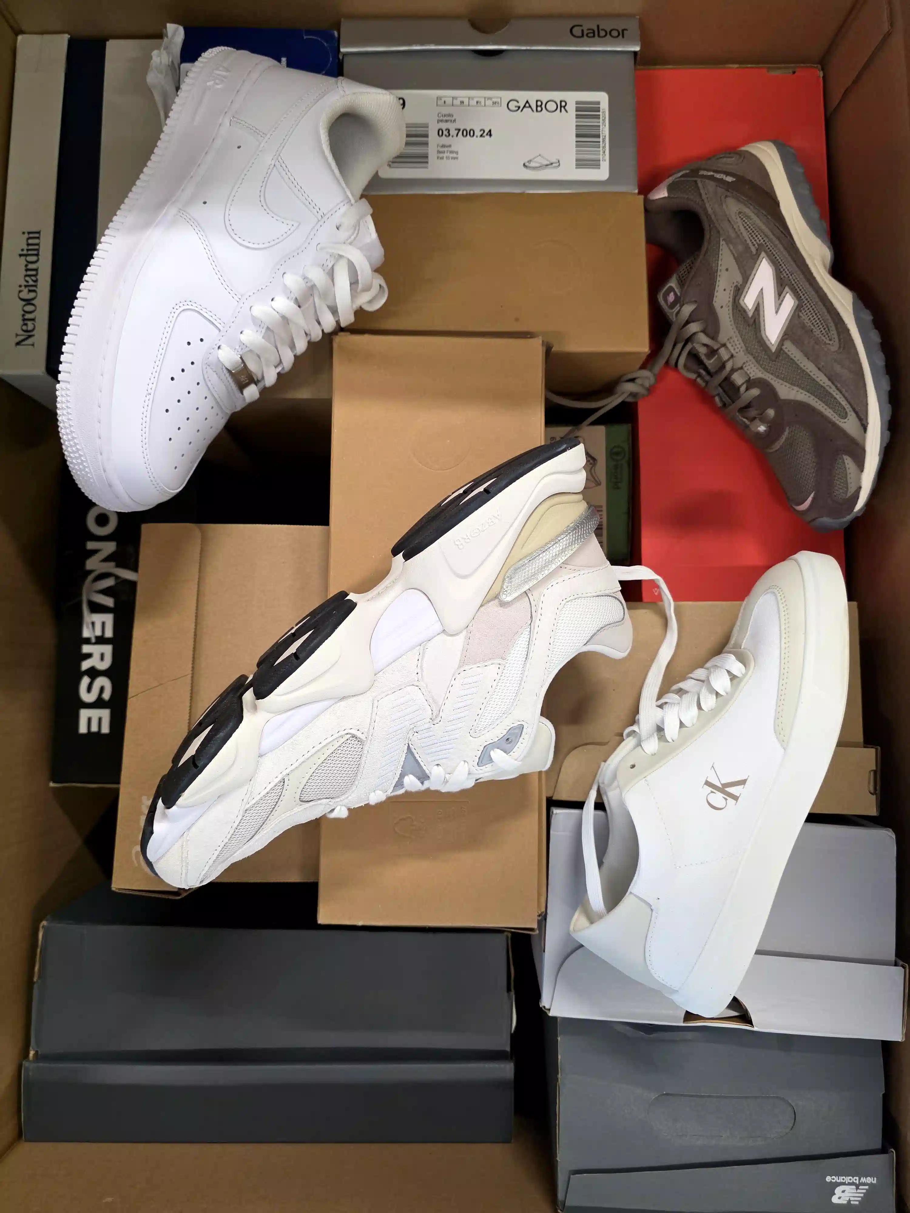 CS7052 3 The photo shows a package with footwear in the category CS.