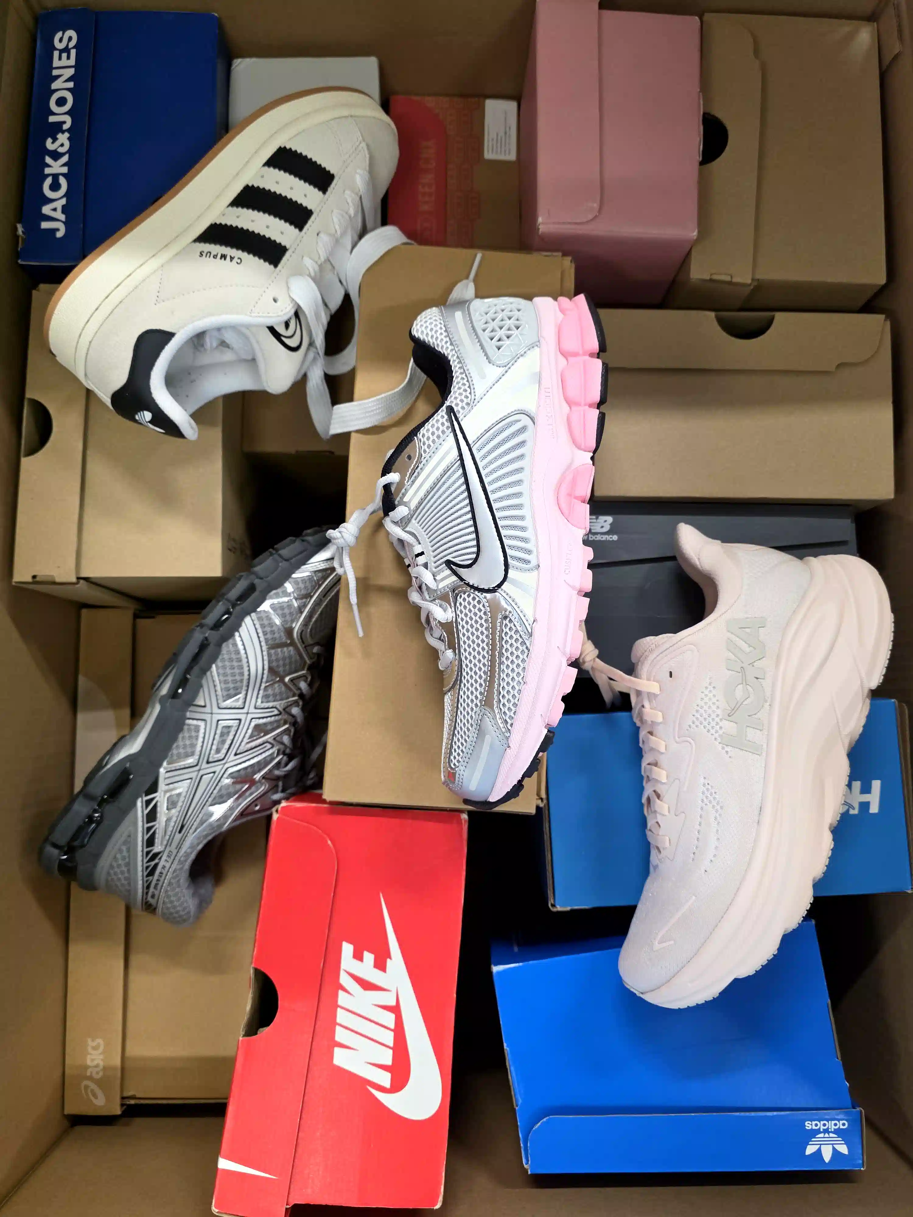CS7054 3 The photo shows a package with footwear in the category CS.