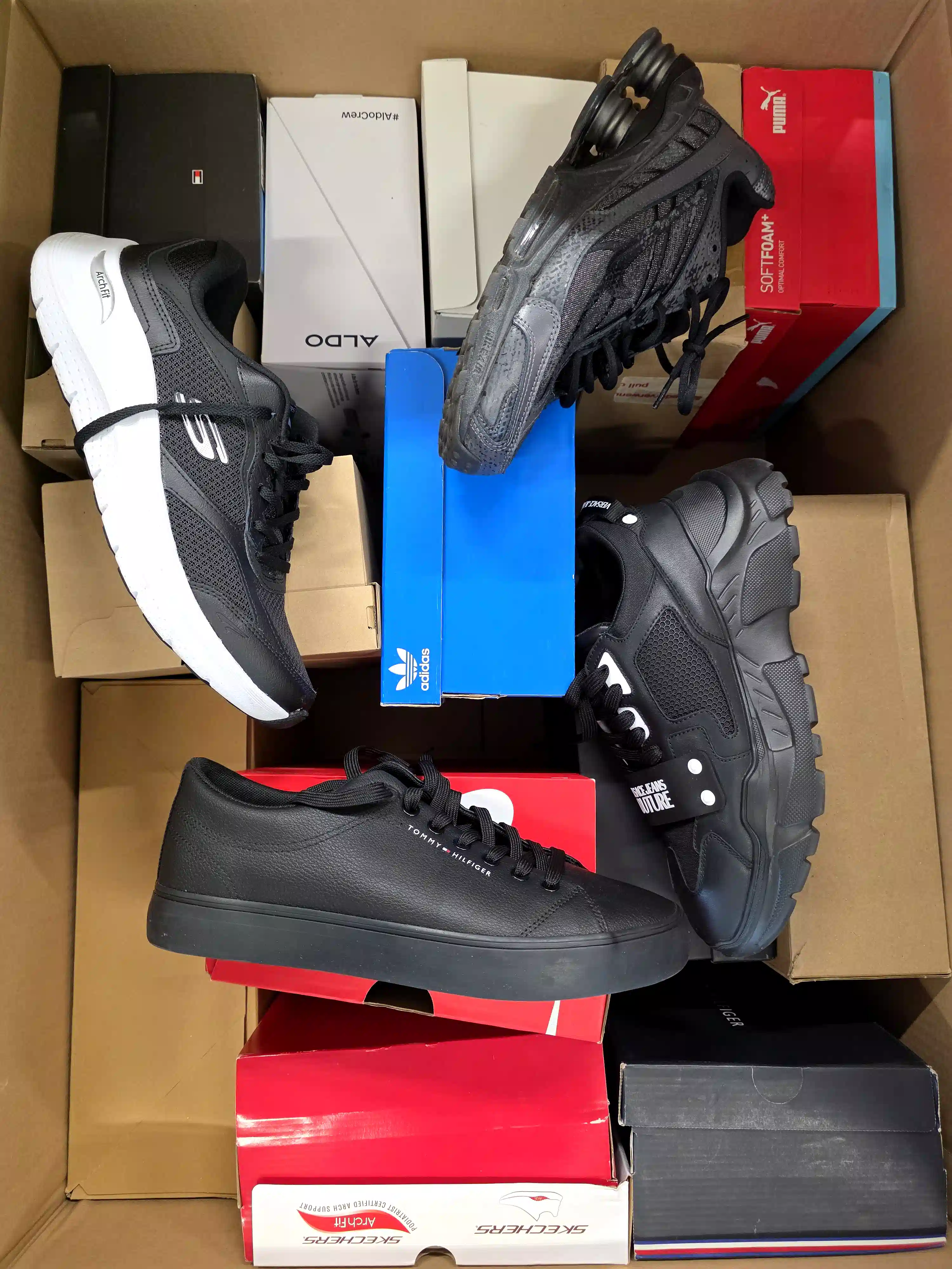 CS7055 3 The photo shows a package with footwear in the category CS.