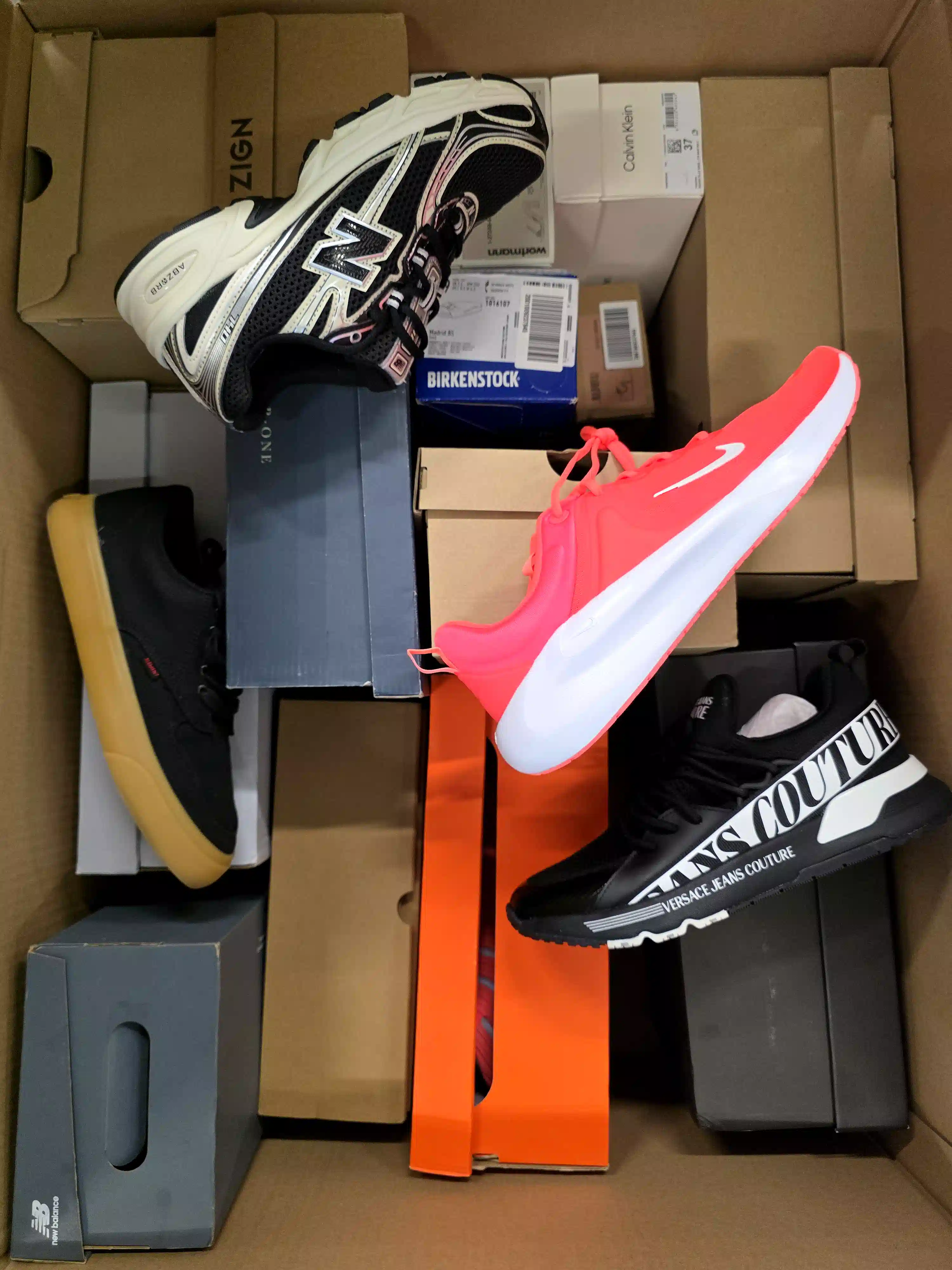 CS7056 3 The photo shows a package with footwear in the category CS.