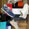CS7057 2 The photo shows a package with footwear in the category CS.
