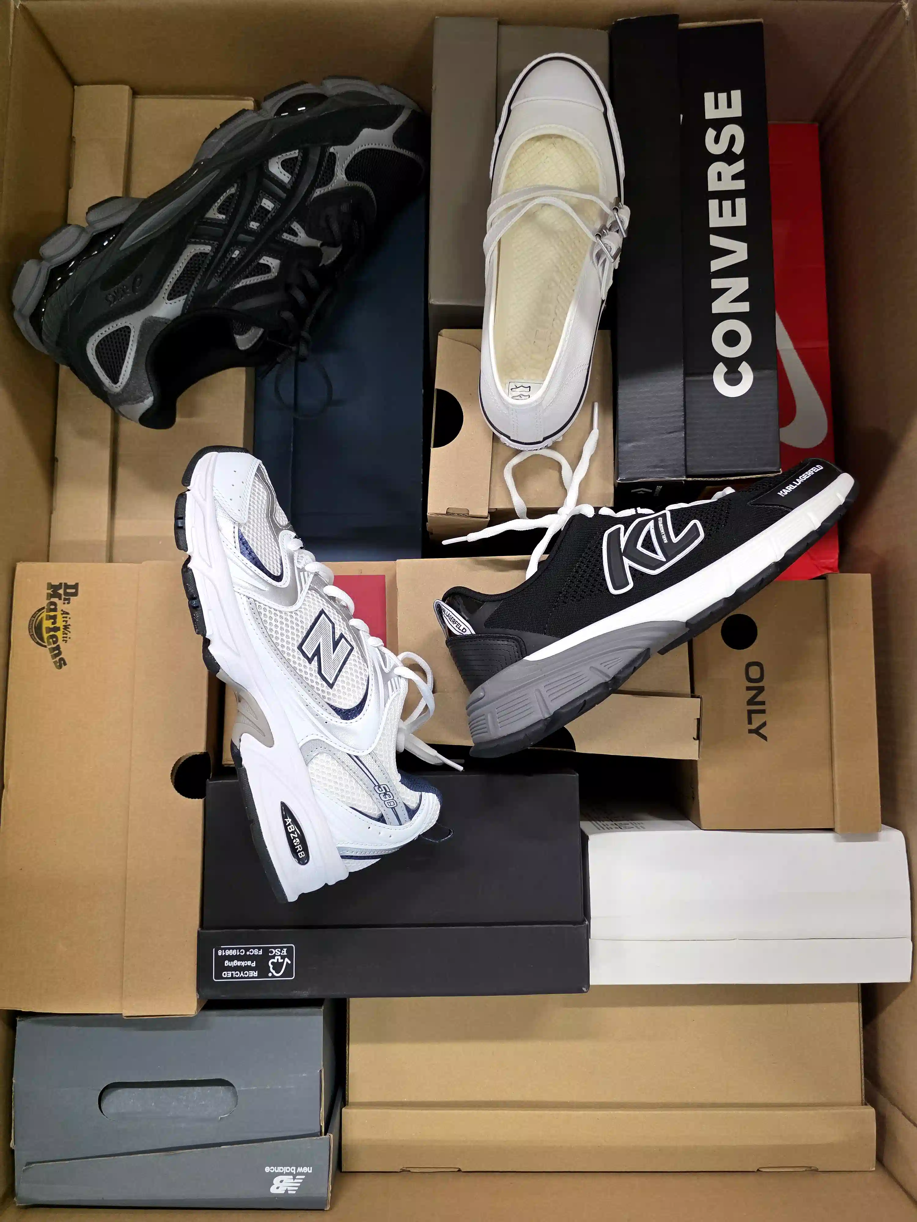 CS7058 3 The photo shows a package with footwear in the category CS.
