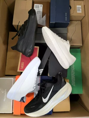 The photo shows a package with footwear in the category CS.